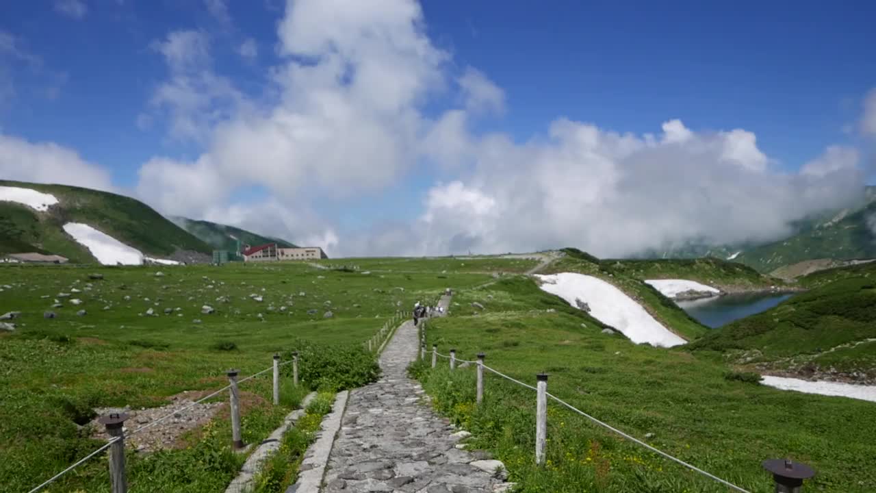 Murodo海拔2500米，这是立山Kurobe高山路线的最高点。你可以去很多地方散步，比如三栗阁。视频素材