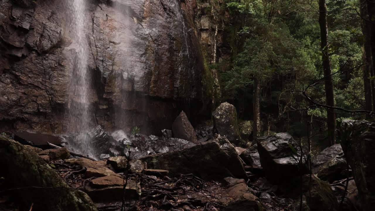 幽静的雨林瀑布在4K视频素材