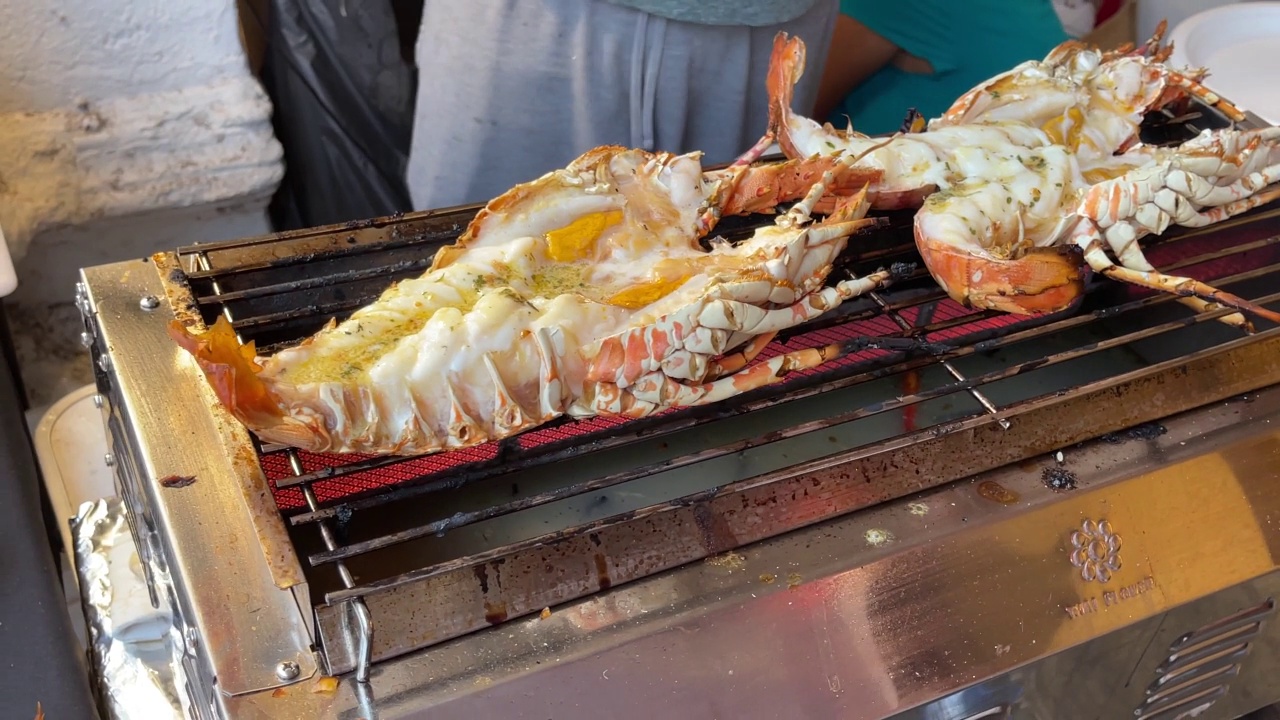 在一家海鲜餐厅，龙虾在烤架上半开半开视频素材