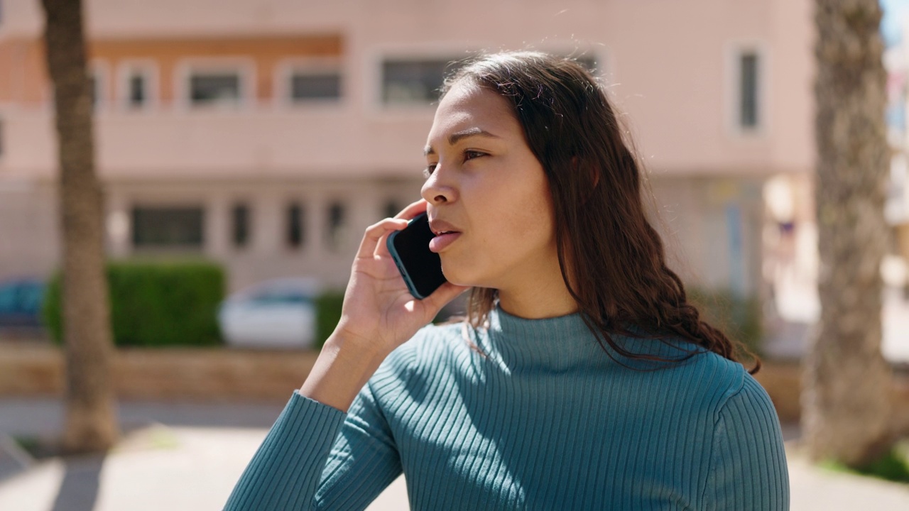 年轻的非洲裔美国女人在街上用智能手机聊天视频素材