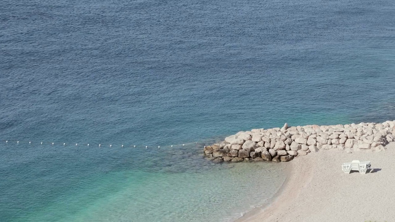 阳光明媚的海边海景。视频素材