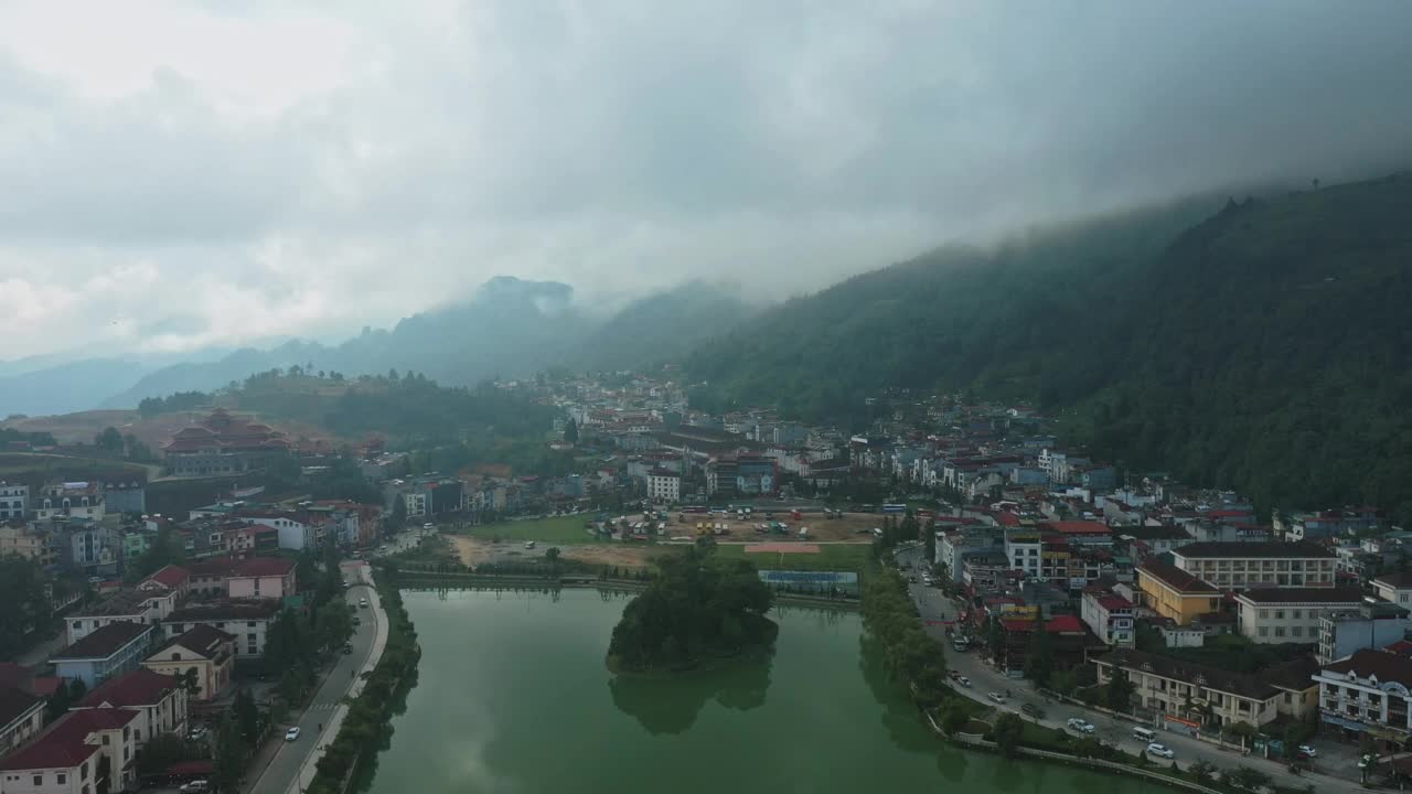 鸟瞰越南北部萨帕镇的湖泊视频素材