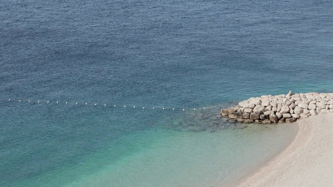 阳光明媚的海边海景。视频素材