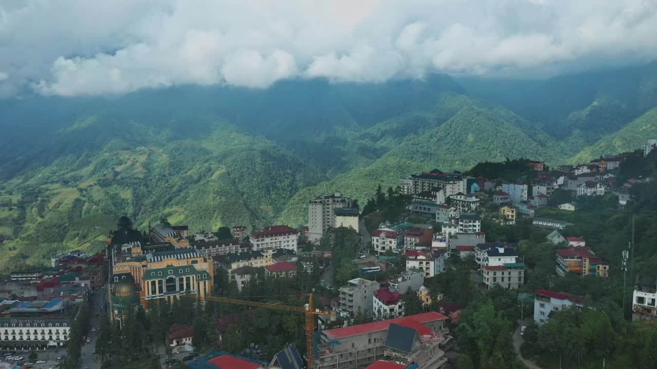 在越南北部的高山上观看多云的萨帕市视频素材