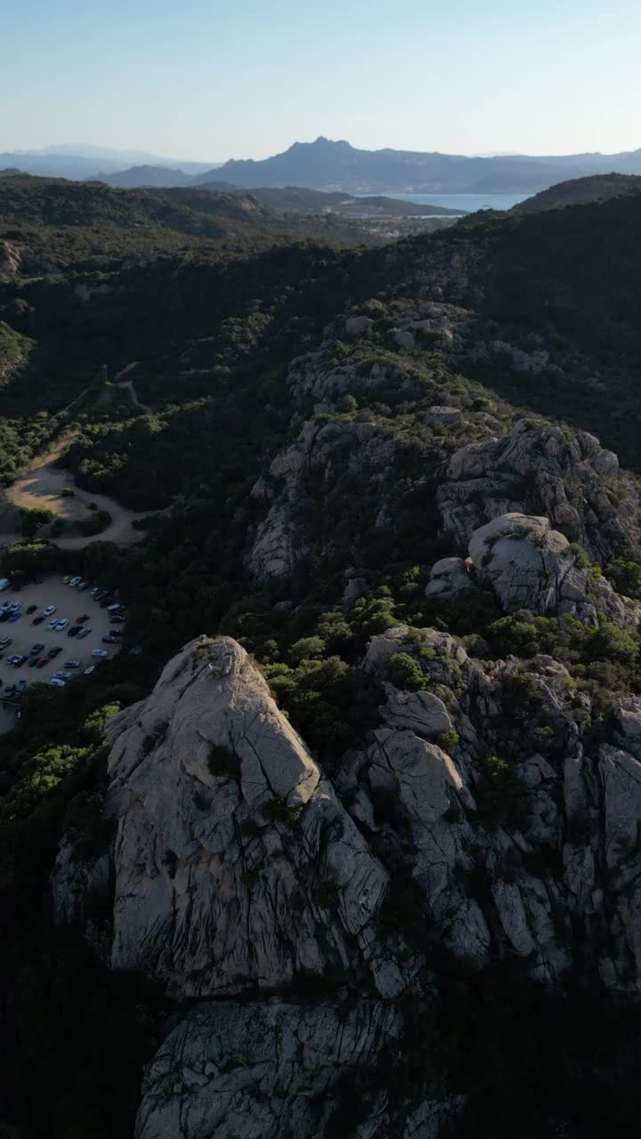 鸟瞰波尔图夸图码头在翡翠海岸，撒丁岛，意大利视频下载