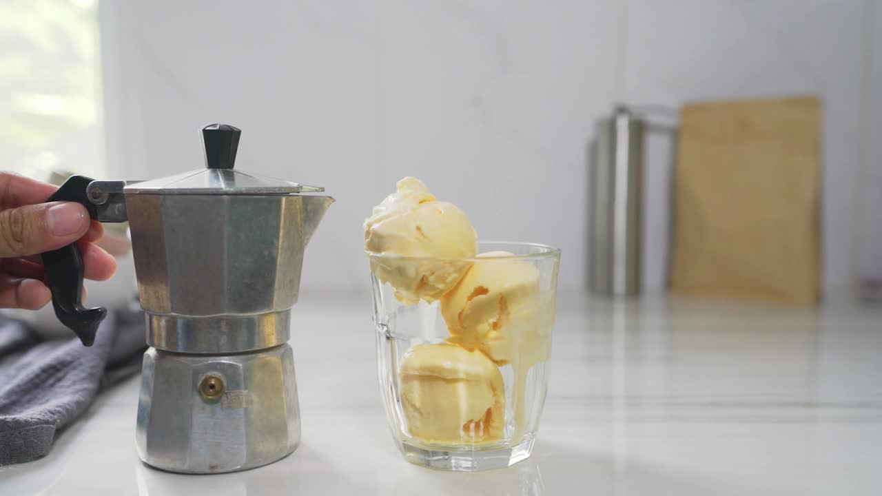 自制Affogato，意式摩卡咖啡壶，Affogato是一种以咖啡为基本原料的甜点，通常在杯子里舀一勺冰淇淋或香草冰淇淋。然后倒入一杯热浓缩咖啡。视频素材