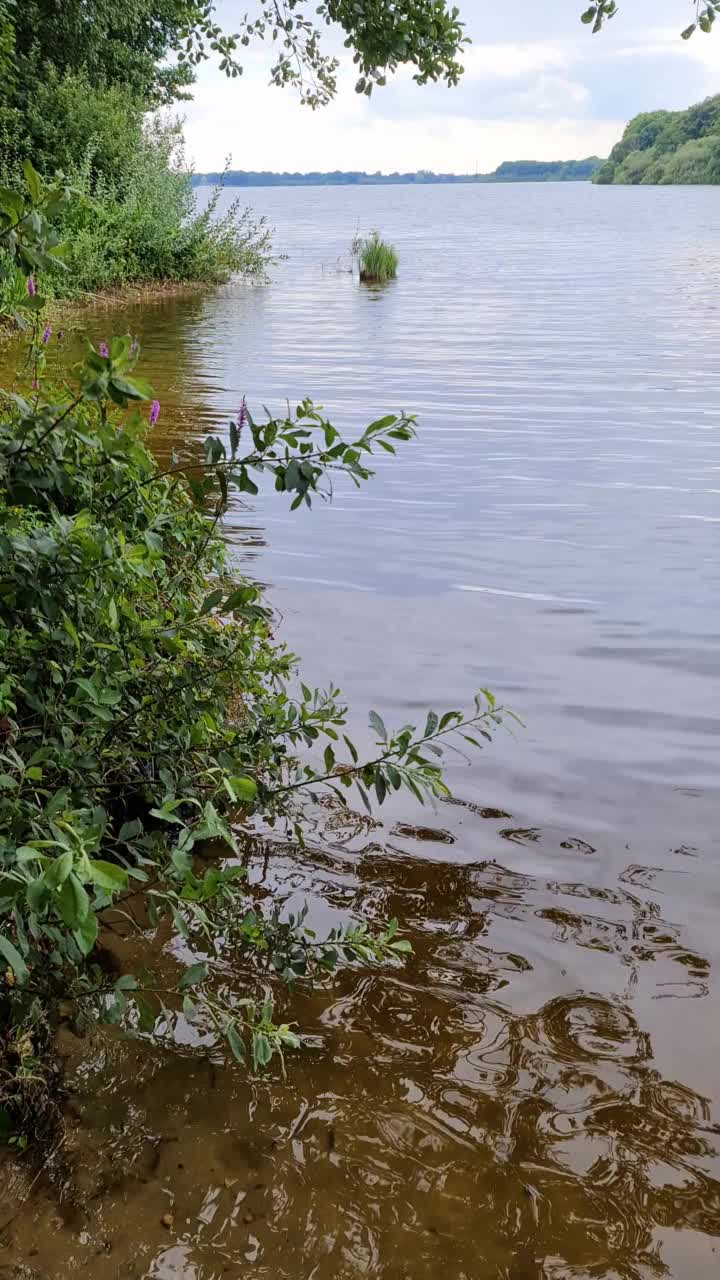 湖面反光的美丽风景视频素材