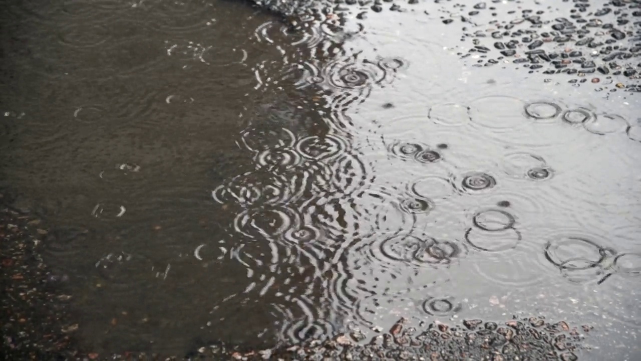 雨滴落在水坑上视频素材