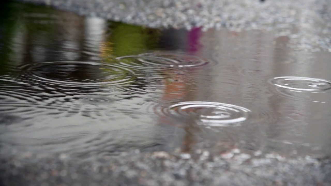 雨滴落在水坑上视频素材