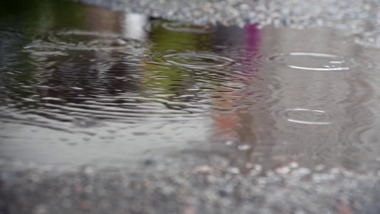 雨滴落在水坑上视频素材