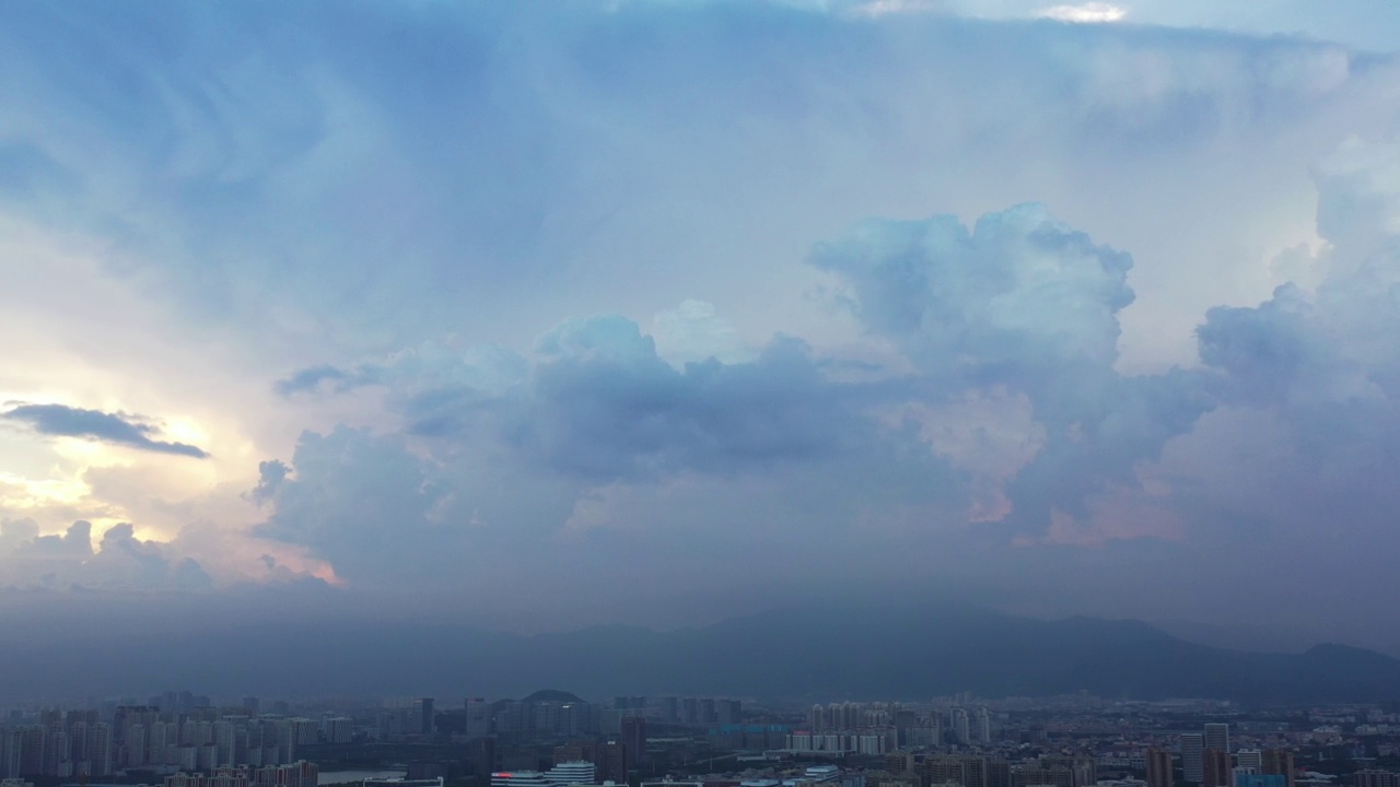 日落时分城市上空的浪漫云景视频素材