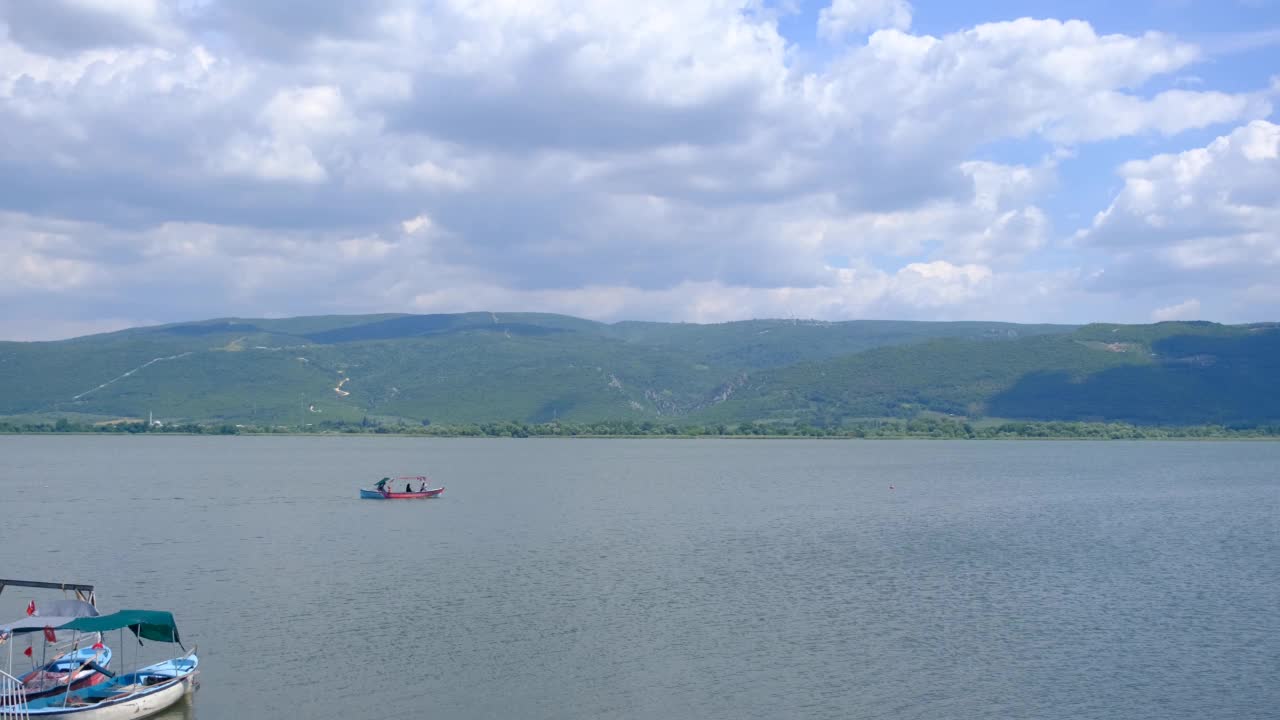 美丽的乌鲁阿巴特湖和城市名称戈拉兹视频下载