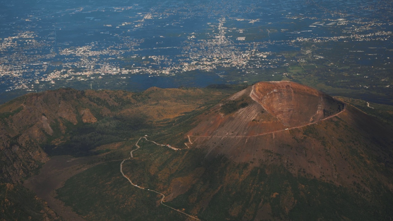 从空中俯瞰意大利维苏威火山。视频素材