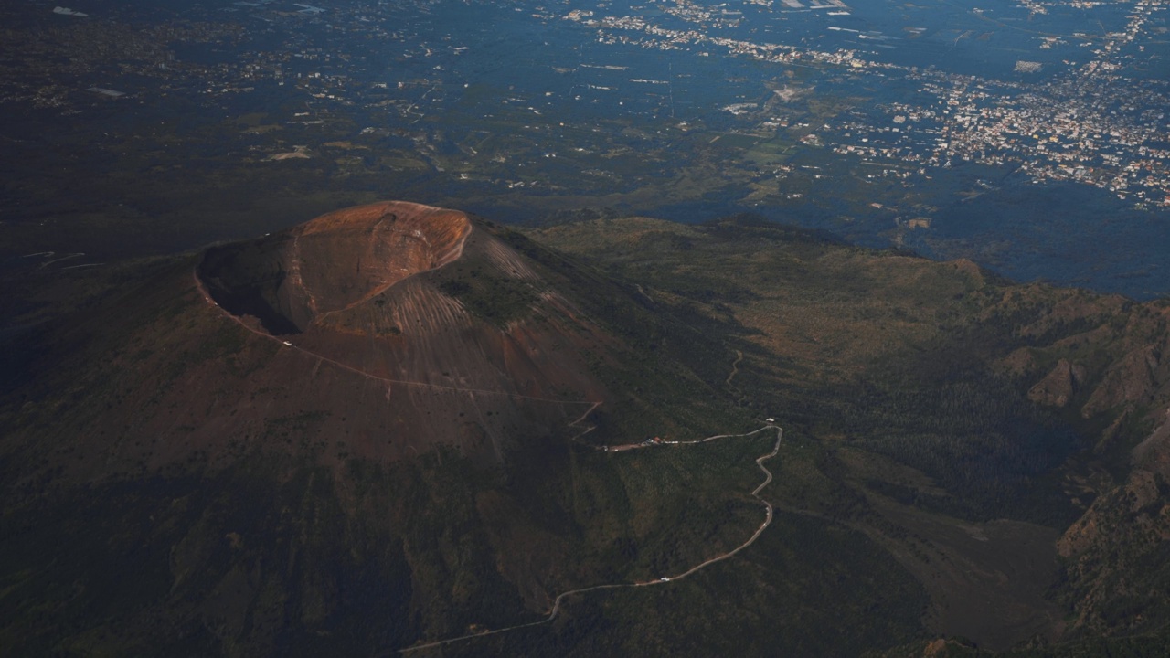 从空中俯瞰意大利维苏威火山。视频素材