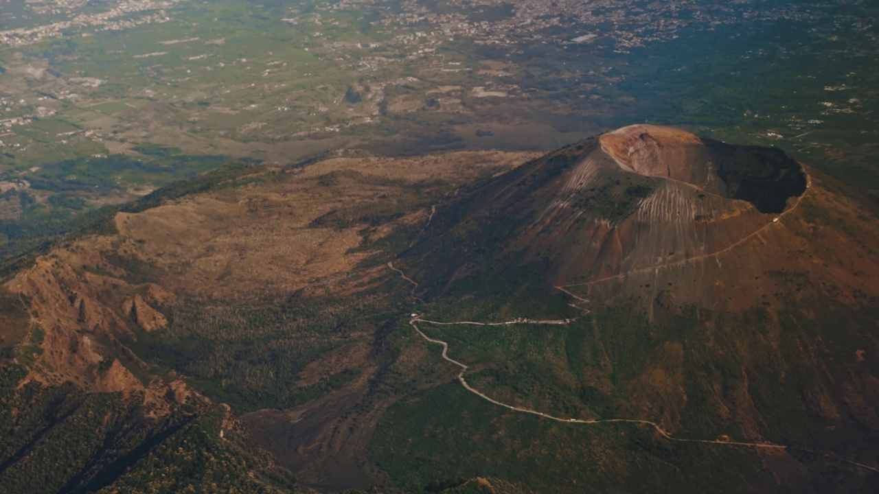 从空中俯瞰意大利维苏威火山。视频素材