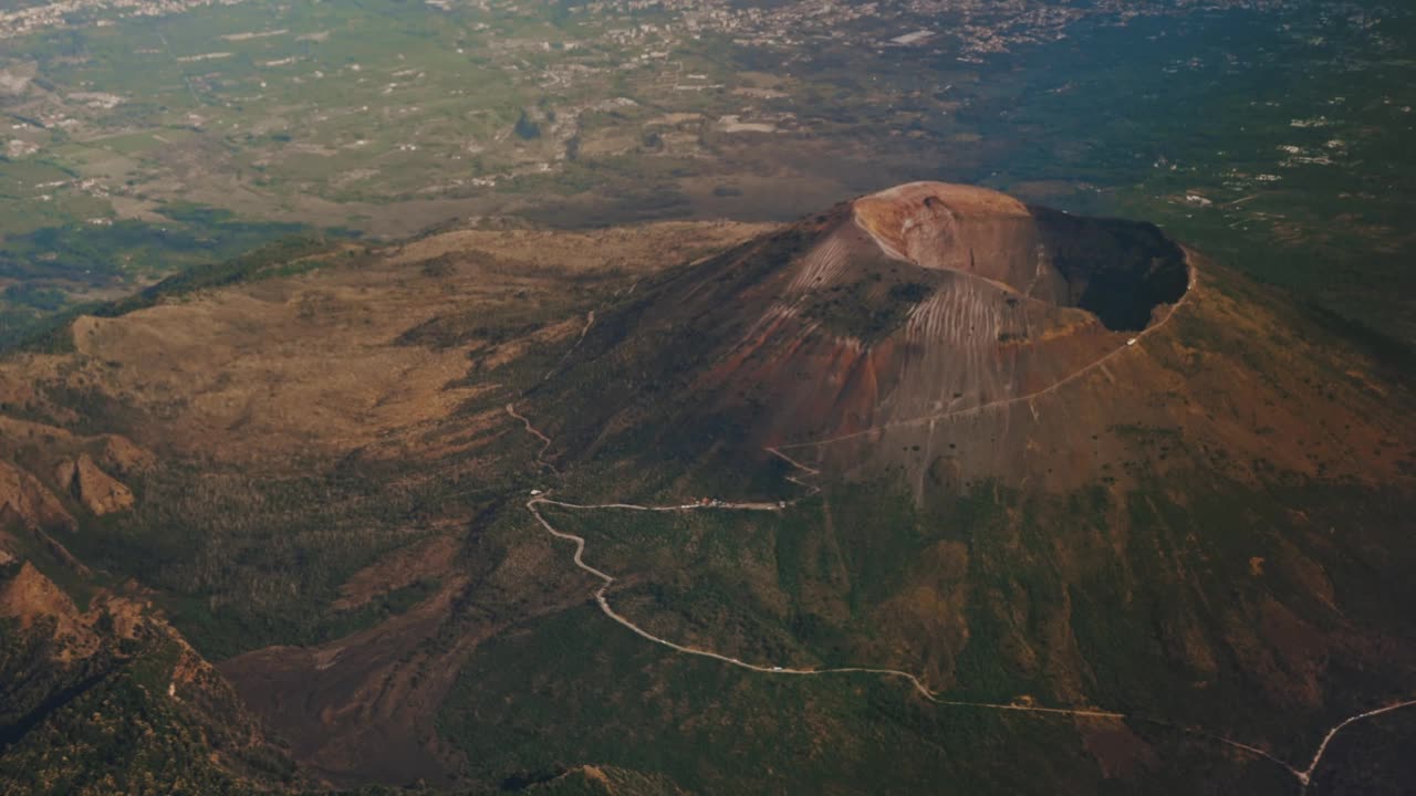 从空中俯瞰意大利维苏威火山。视频素材