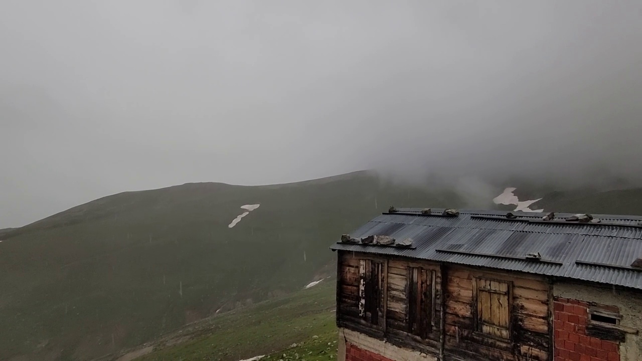 暴雨和云在高海拔小屋视频素材