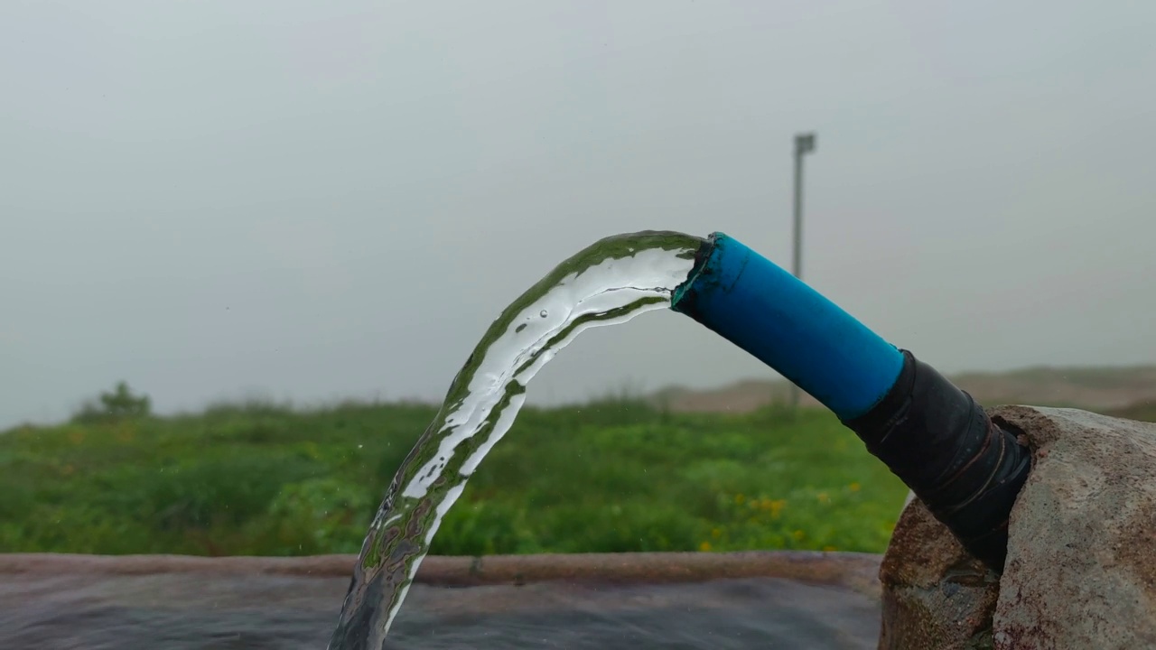 山上有天然的泉水，雨水下有绿意视频素材