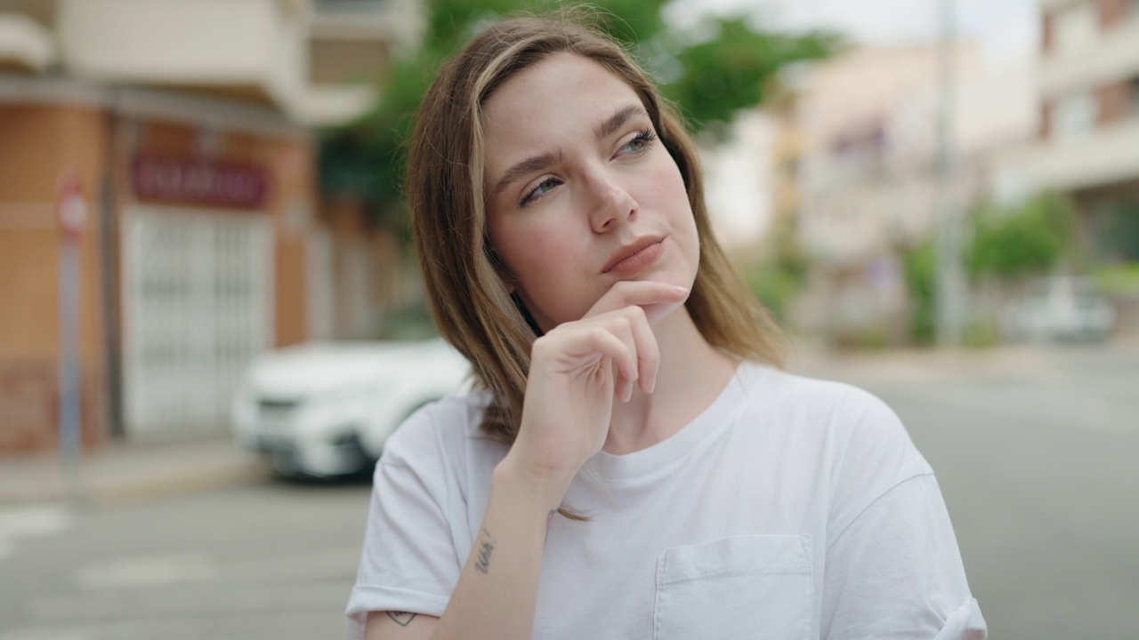 年轻女子站在街上，脸上带着怀疑的表情视频素材