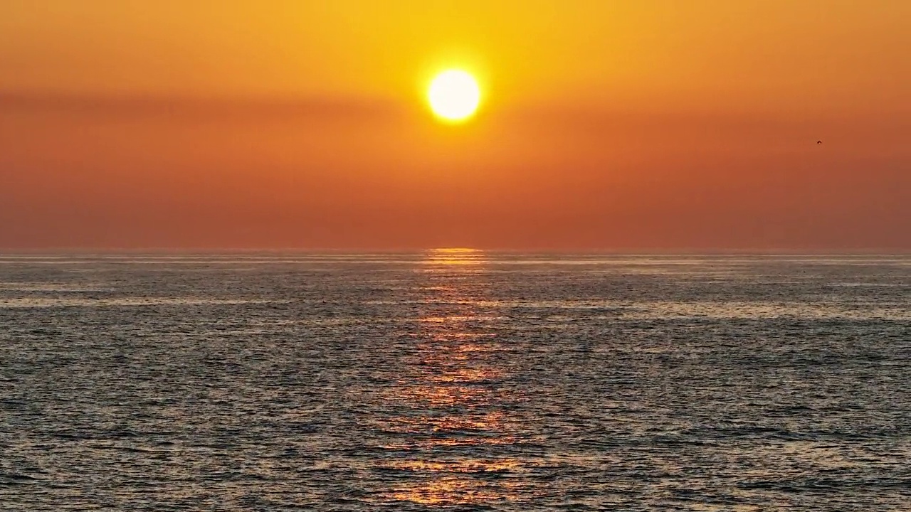 海上日落，航拍镜头视频素材