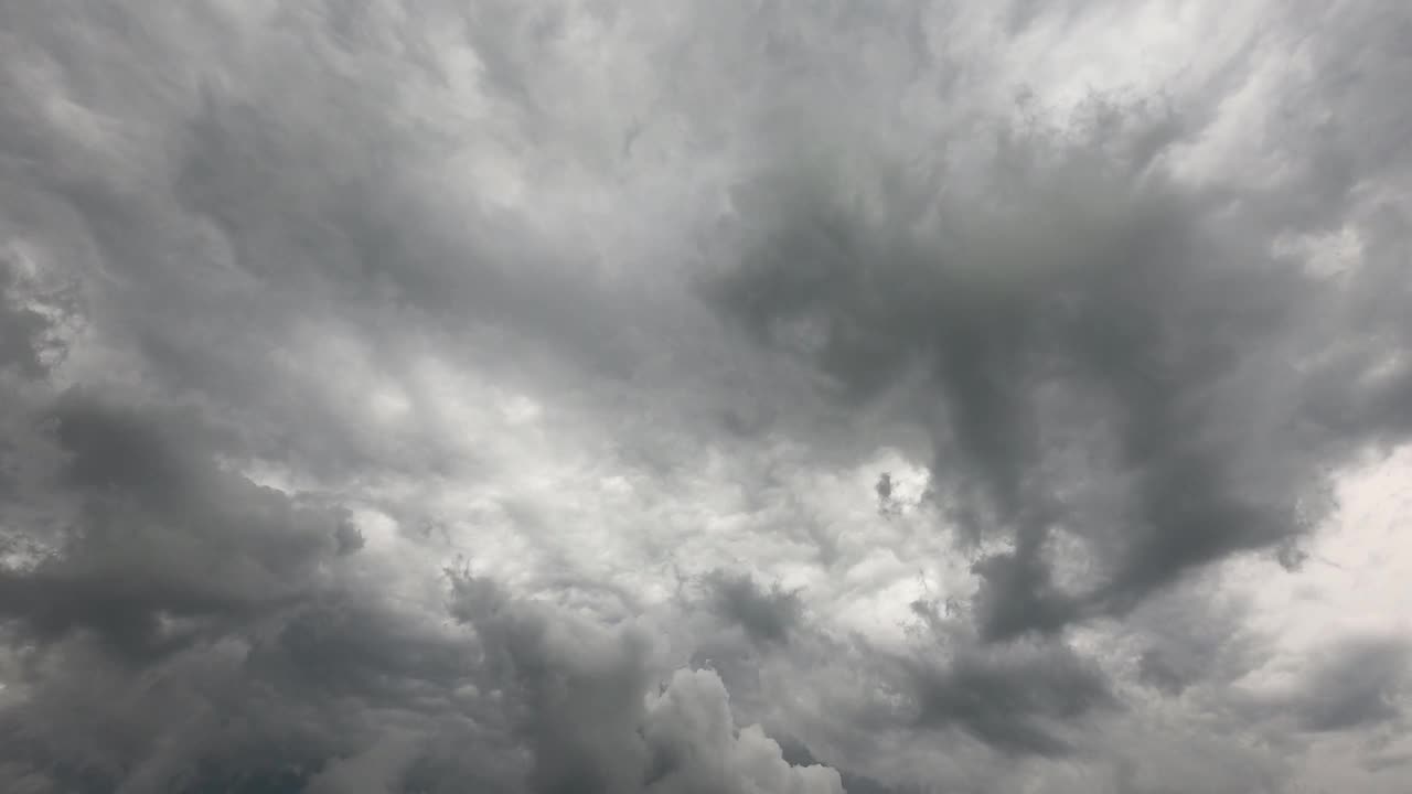 雷雨云在空中急速旋转。夏季暴雨天空延时4k胶片b卷自然背景。雨季天气预报。环境的电影场景视频素材