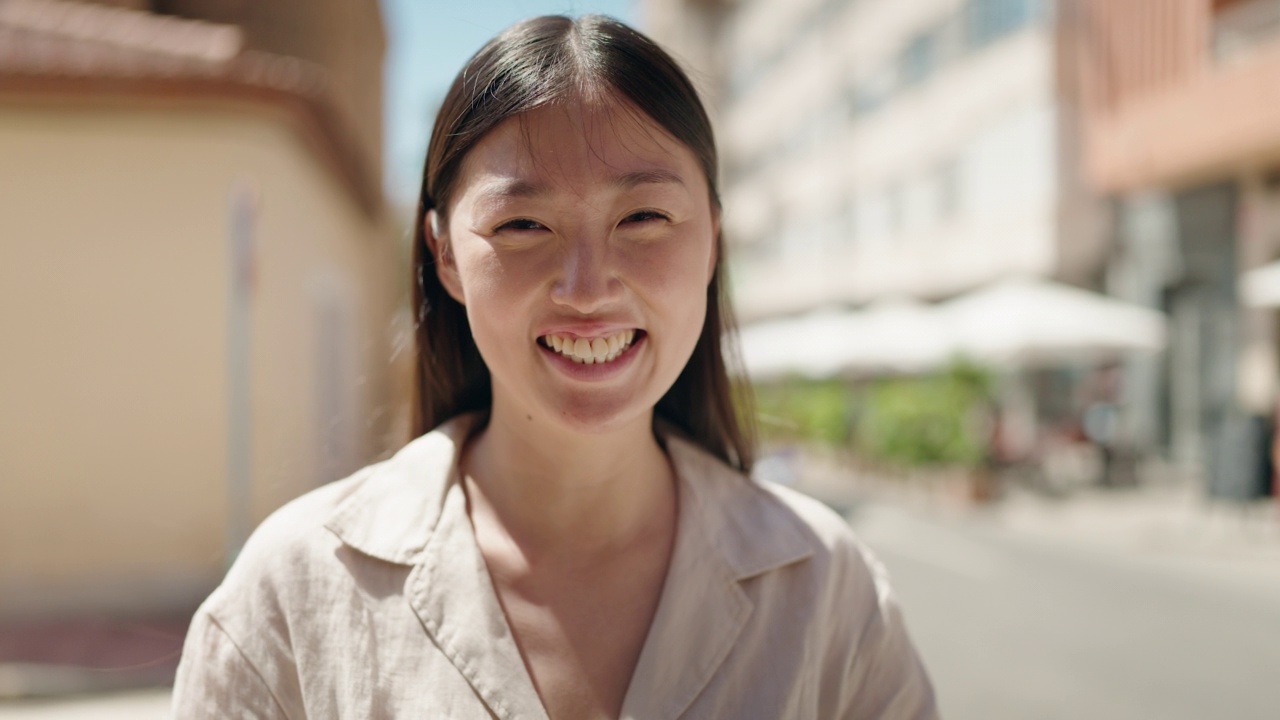 中国女人自信地站在街上视频素材