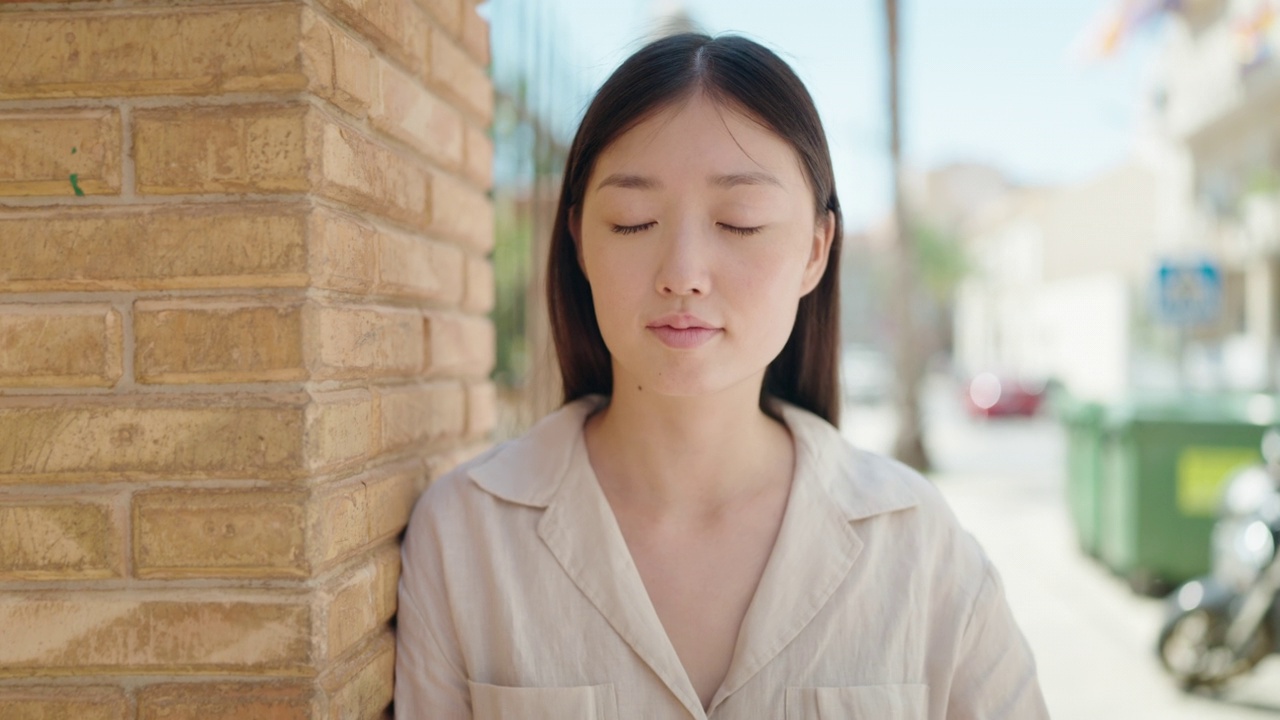 中国女人自信地站在街上视频素材