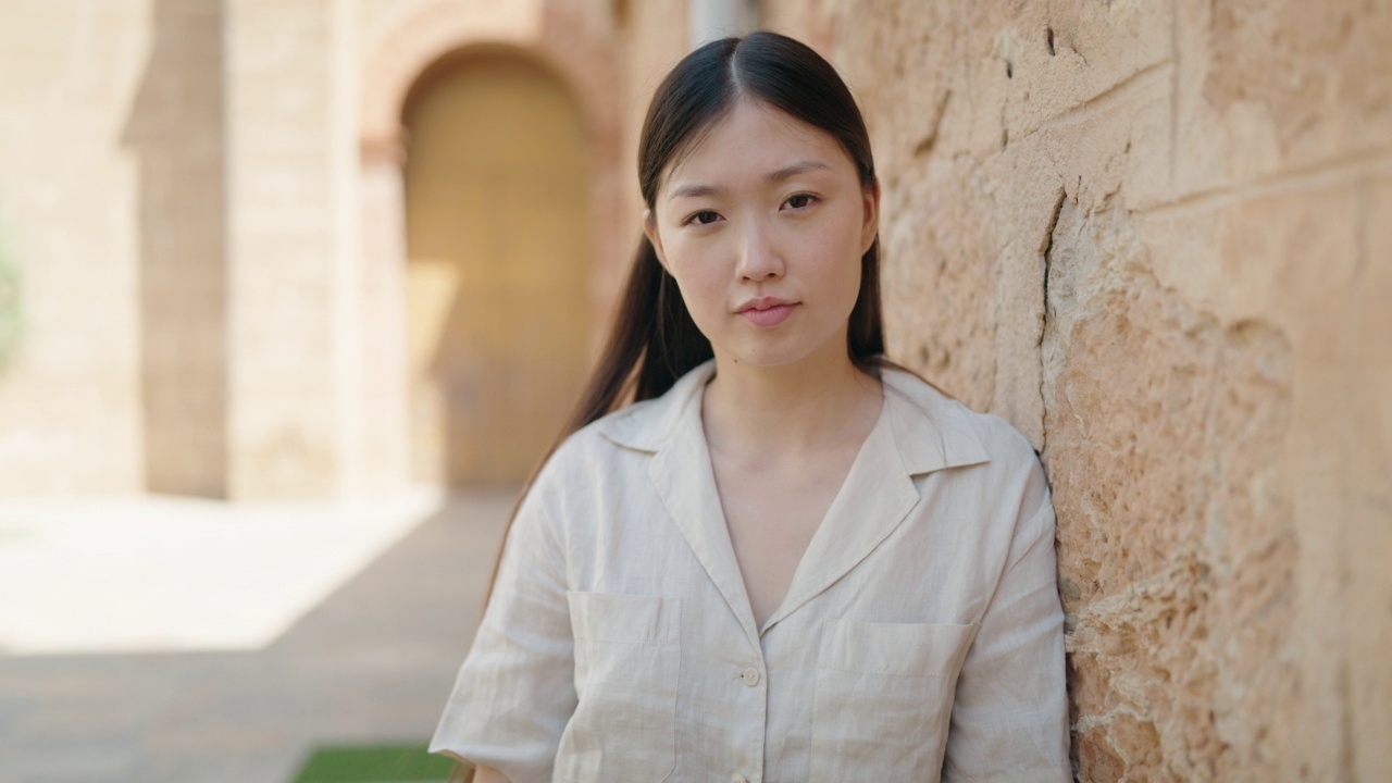 中国女人自信地站在街上视频素材