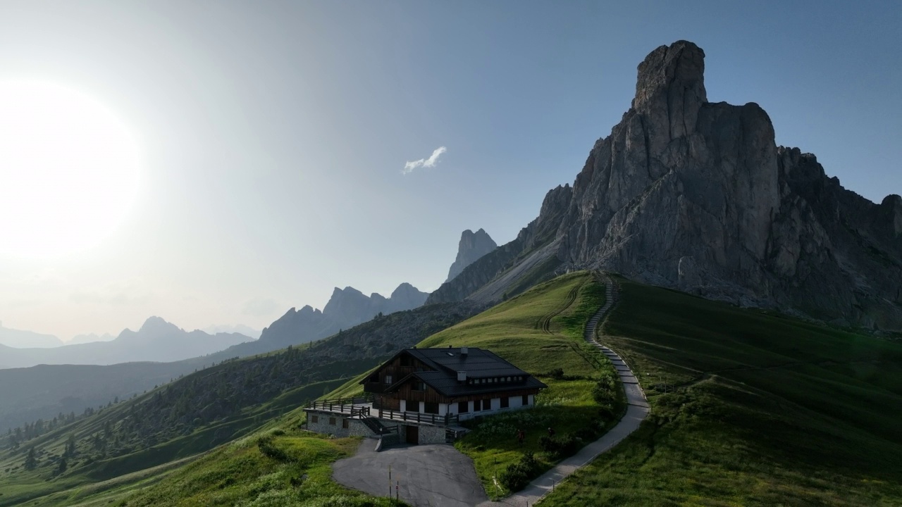 全景无人机飞行视频徒步旅行者在青山上与美丽的日落场景夏季白云石阿尔卑斯山脉景观。美丽的桥山口- 2236米的山口，位于意大利贝卢诺省视频素材