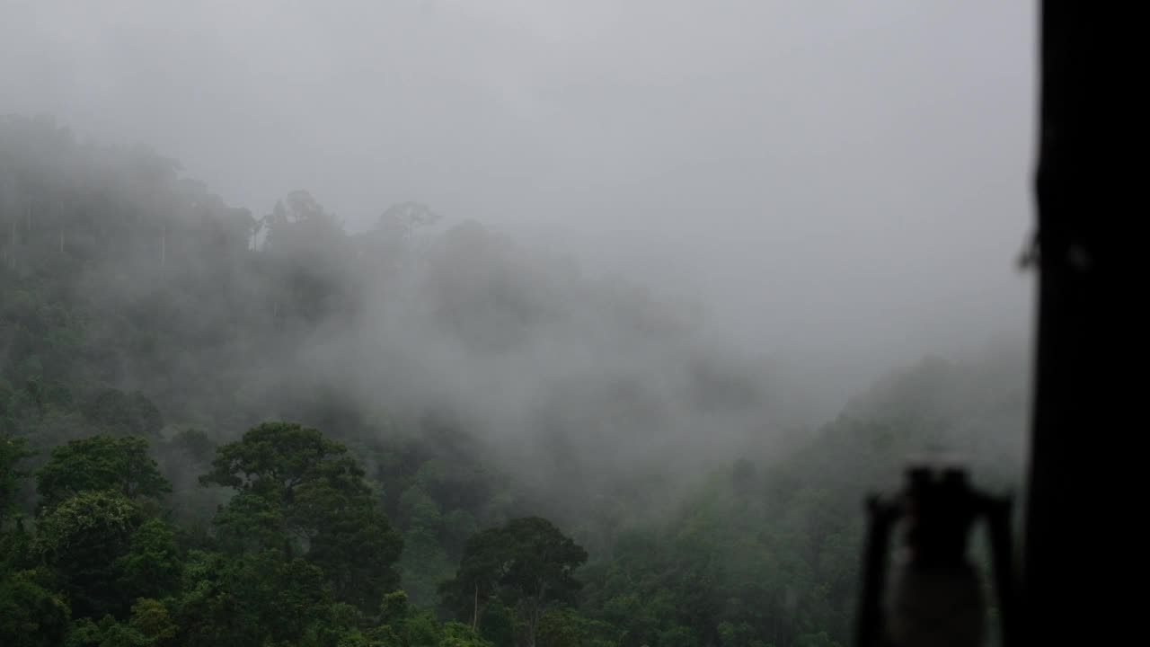 雾天的热带雨林和山丘景观视频素材