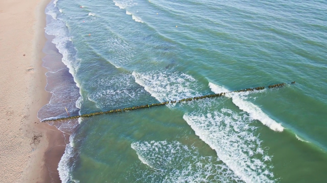 海浪和沙滩的海洋景观鸟瞰图视频素材