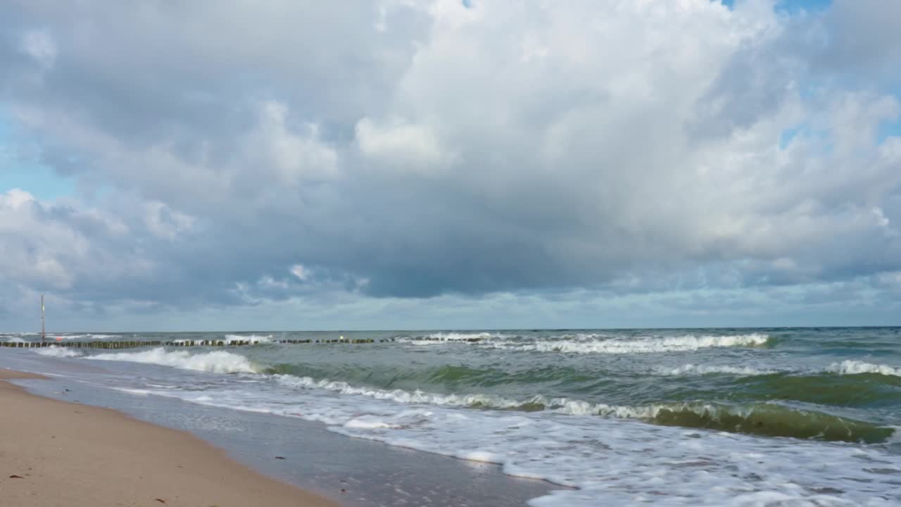 波罗的海的海边有波浪和美丽的多云天空，时间流逝视频素材