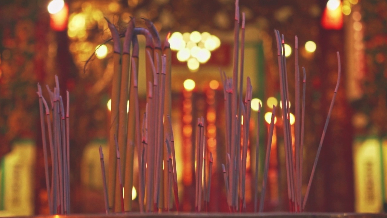 中国寺庙中蜡烛的特写视频素材