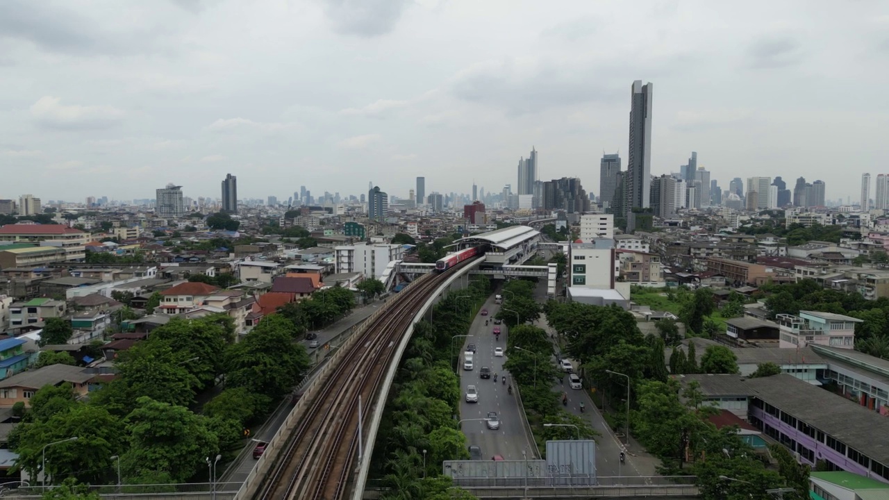 空中无人机交通车辆的场景，在曼谷的高速公路在中午与多云的天空-股票视频视频下载