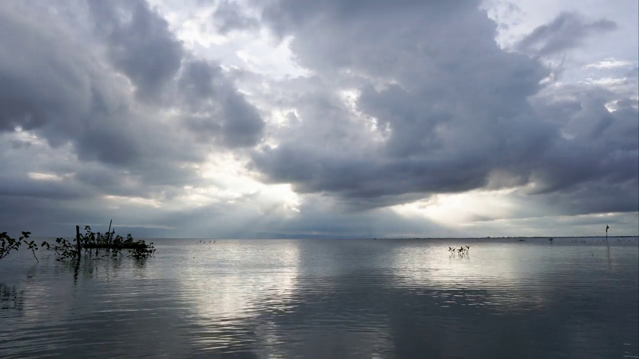 湖面上云的时间流逝(颜色等级)视频素材