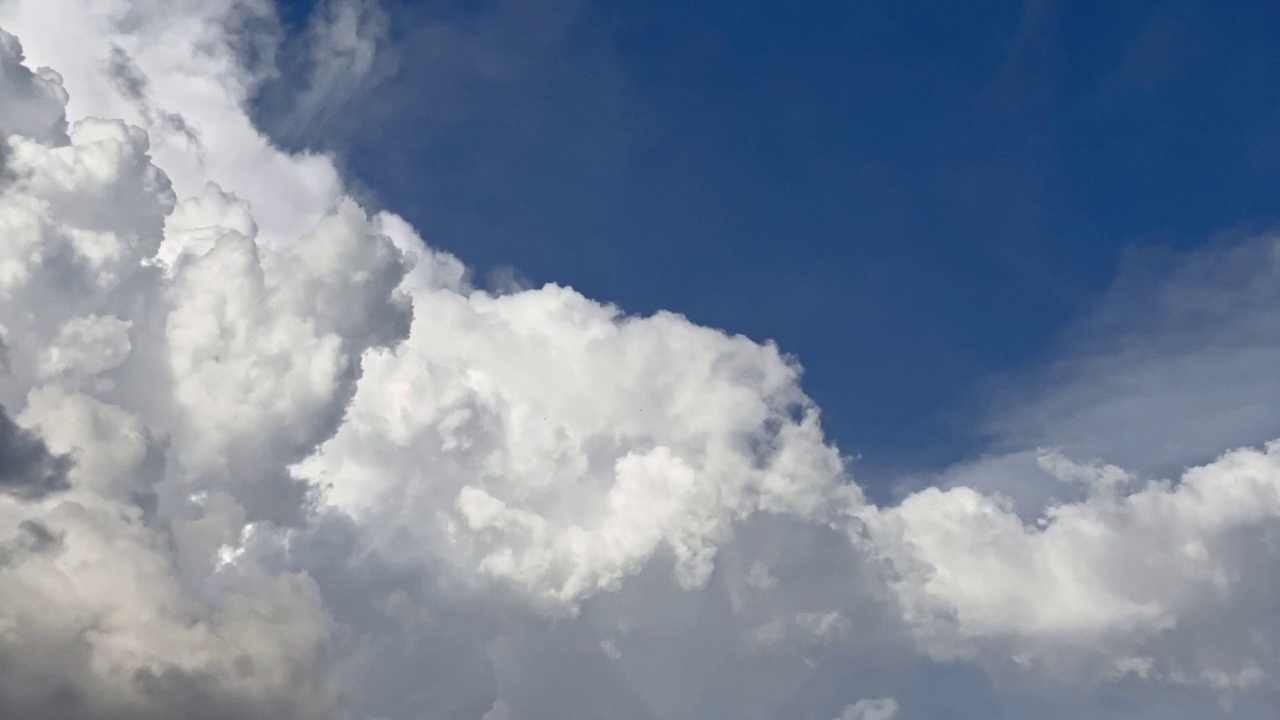 巨大的白色积雨云在蓝色的天空中膨胀。间隔拍摄的镜头。Cloudscape,日本视频素材