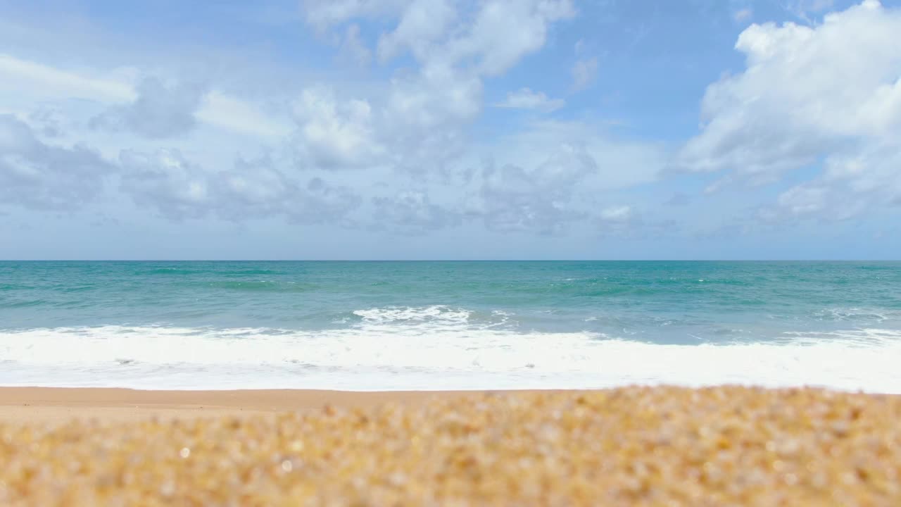 全景海滩海滨干净的沙子度假度假岛背景。4 k复制空间。没有人视频素材