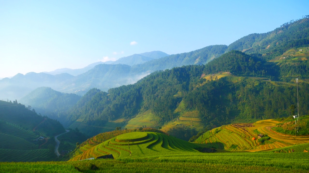 美丽的风景山绿色的田野草地白云蓝天晴天。雄伟的绿色风景，大山，山景，云景，山谷，全景，在乡村，草木牧场视频素材