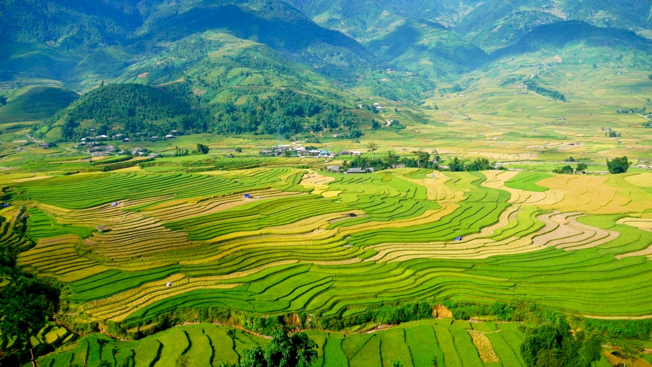 美丽的风景山绿色的田野草地白云蓝天晴天。雄伟的绿色风景，大山，山景，云景，山谷，全景，在乡村，草木牧场视频素材