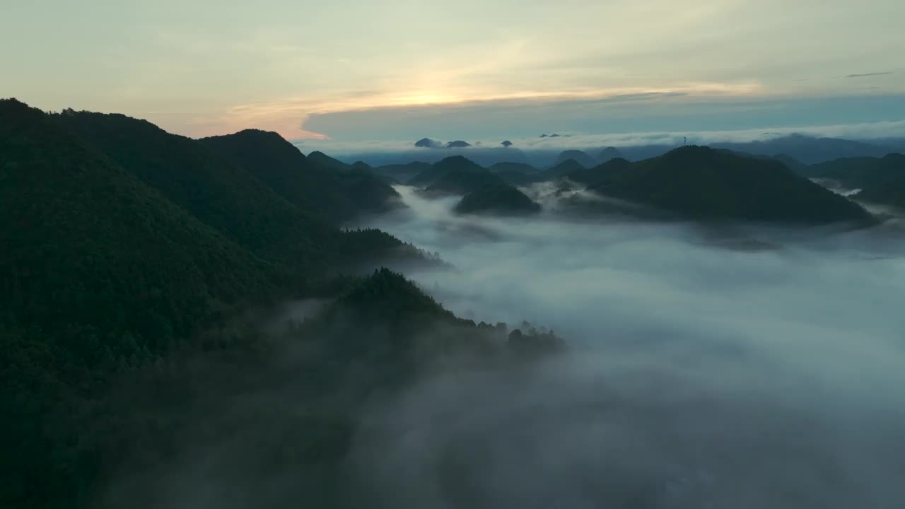 山间晨雾云雾鸟瞰图视频素材