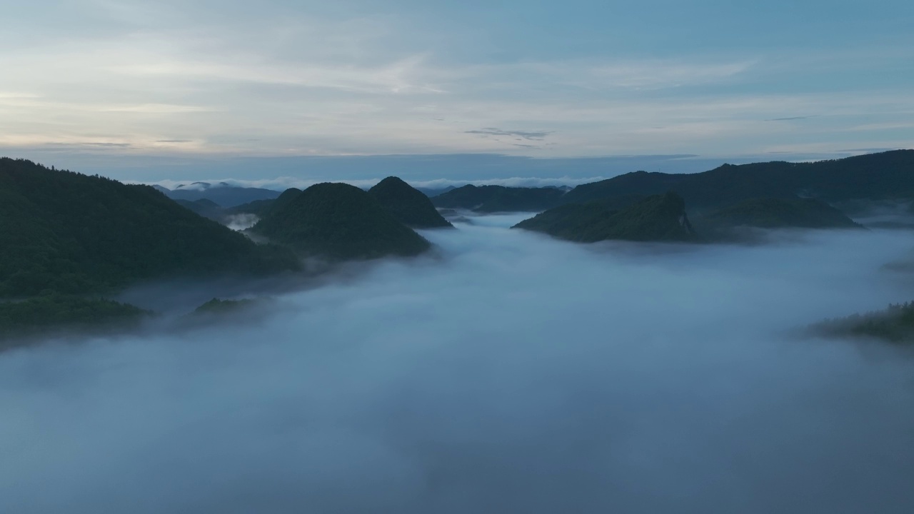 山间晨雾云雾鸟瞰图视频素材