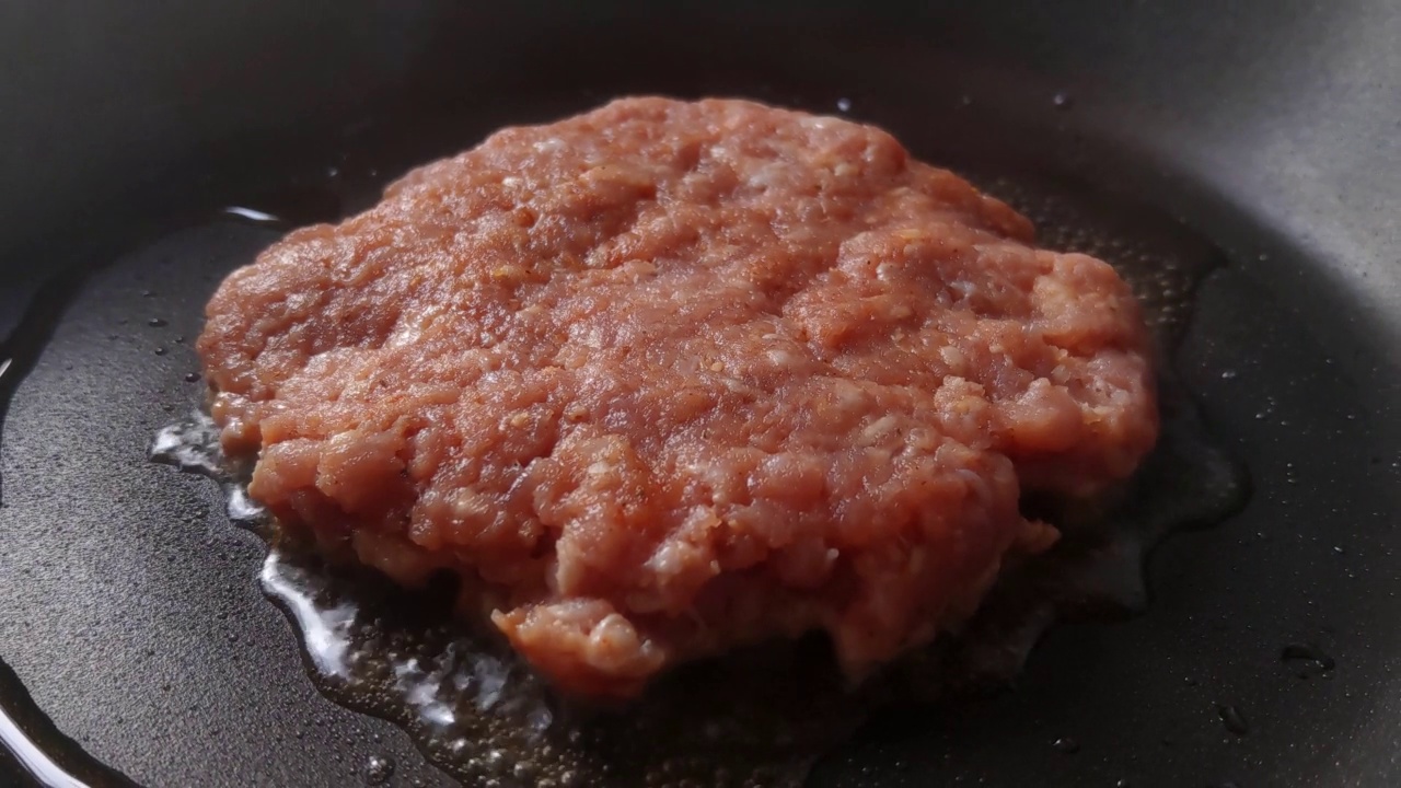 用黄油煎锅准备肉饼的特写。自制的食物。汉堡肉饼视频素材