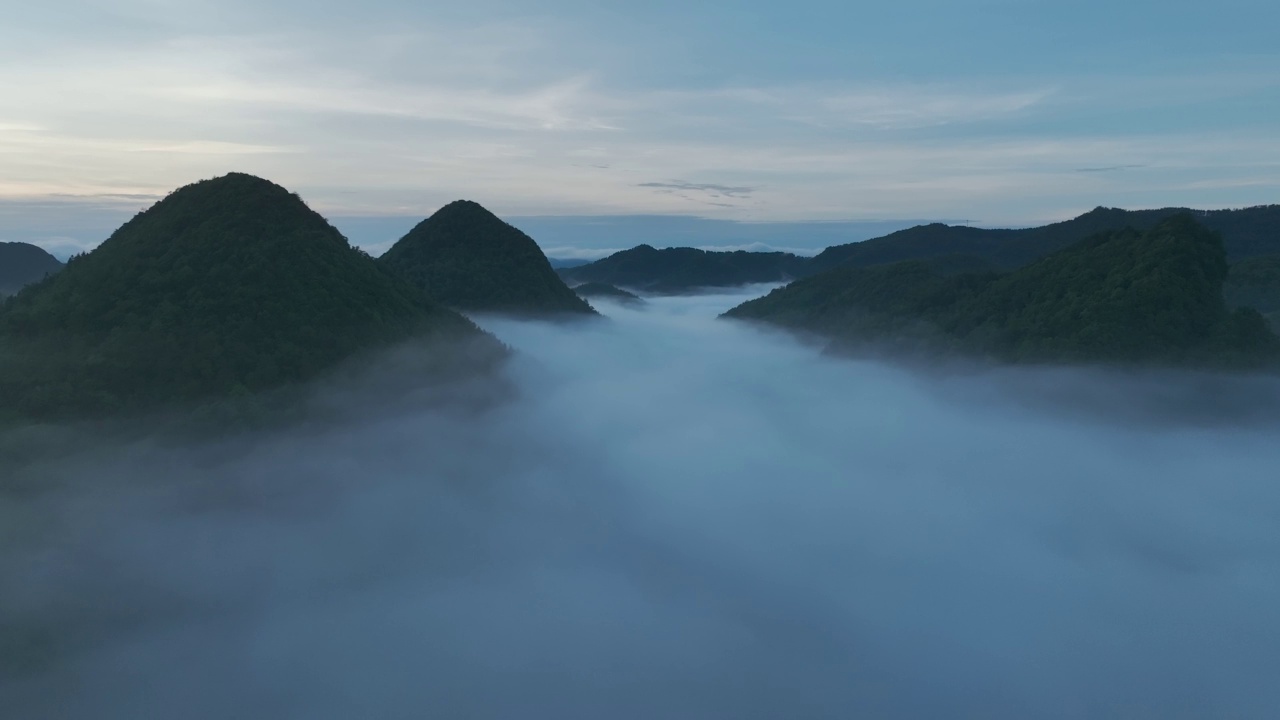 山间晨雾云雾鸟瞰图视频素材