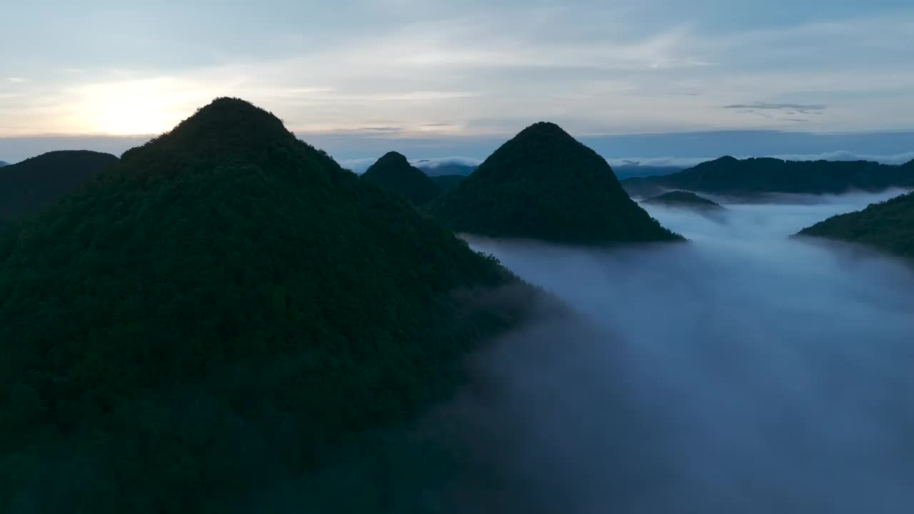 山间晨雾云雾鸟瞰图视频素材