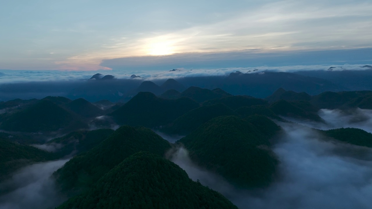 山间晨雾云雾鸟瞰图视频素材