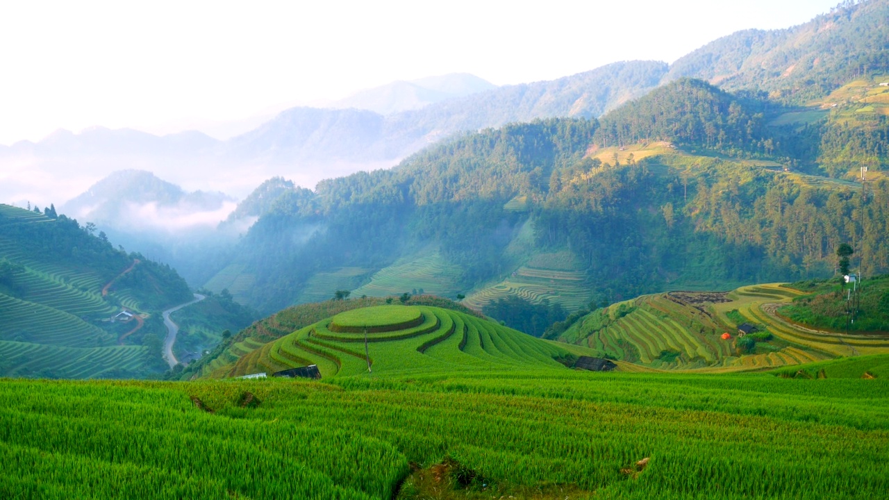 美丽的风景山绿色的田野草地白云蓝天晴天。雄伟的绿色风景，大山，山景，云景，山谷，全景，在乡村，草木牧场视频素材