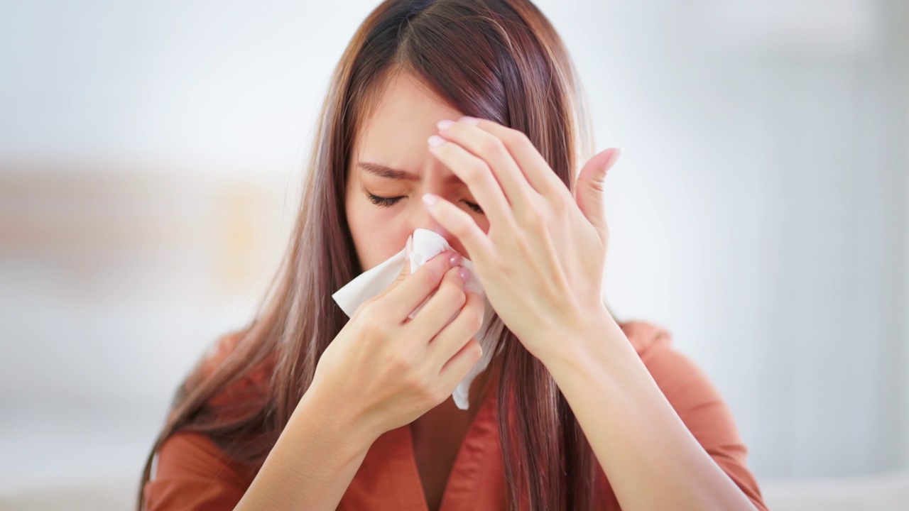 女人流鼻涕视频素材