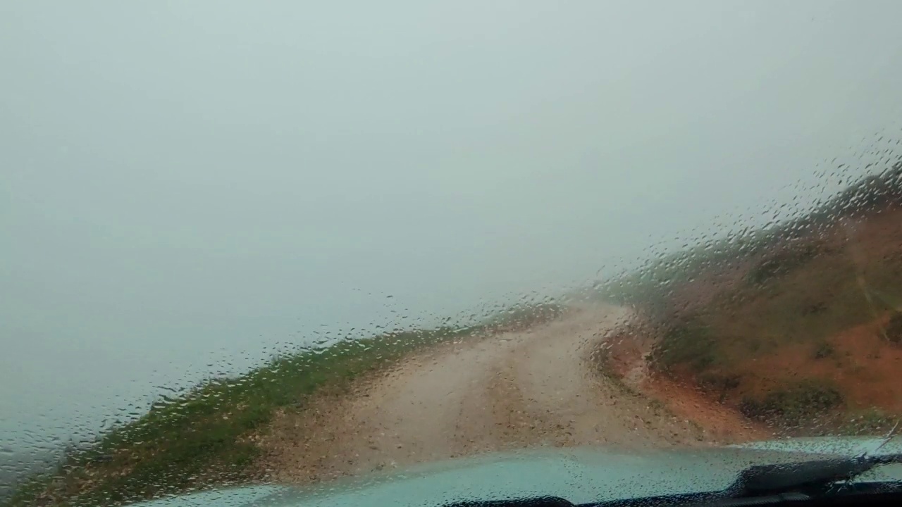 下雨天在土路上开车视频素材