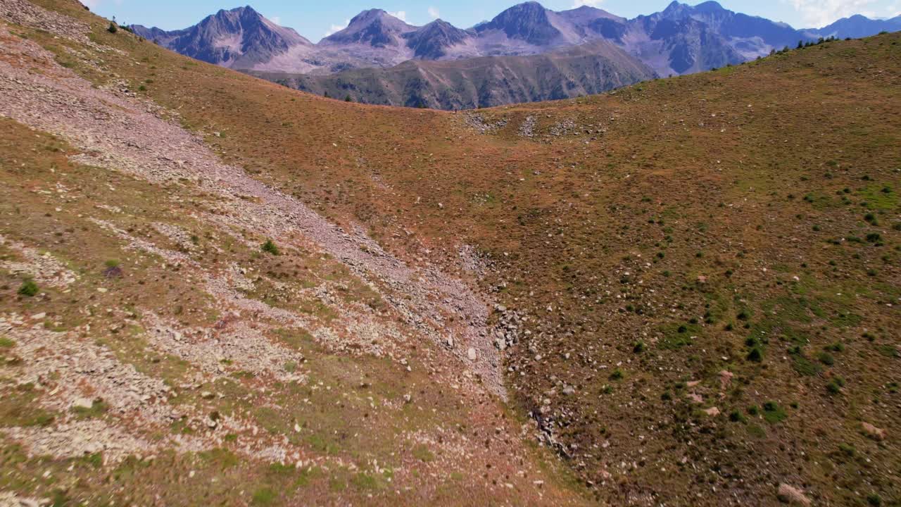 在山峰之间视频素材