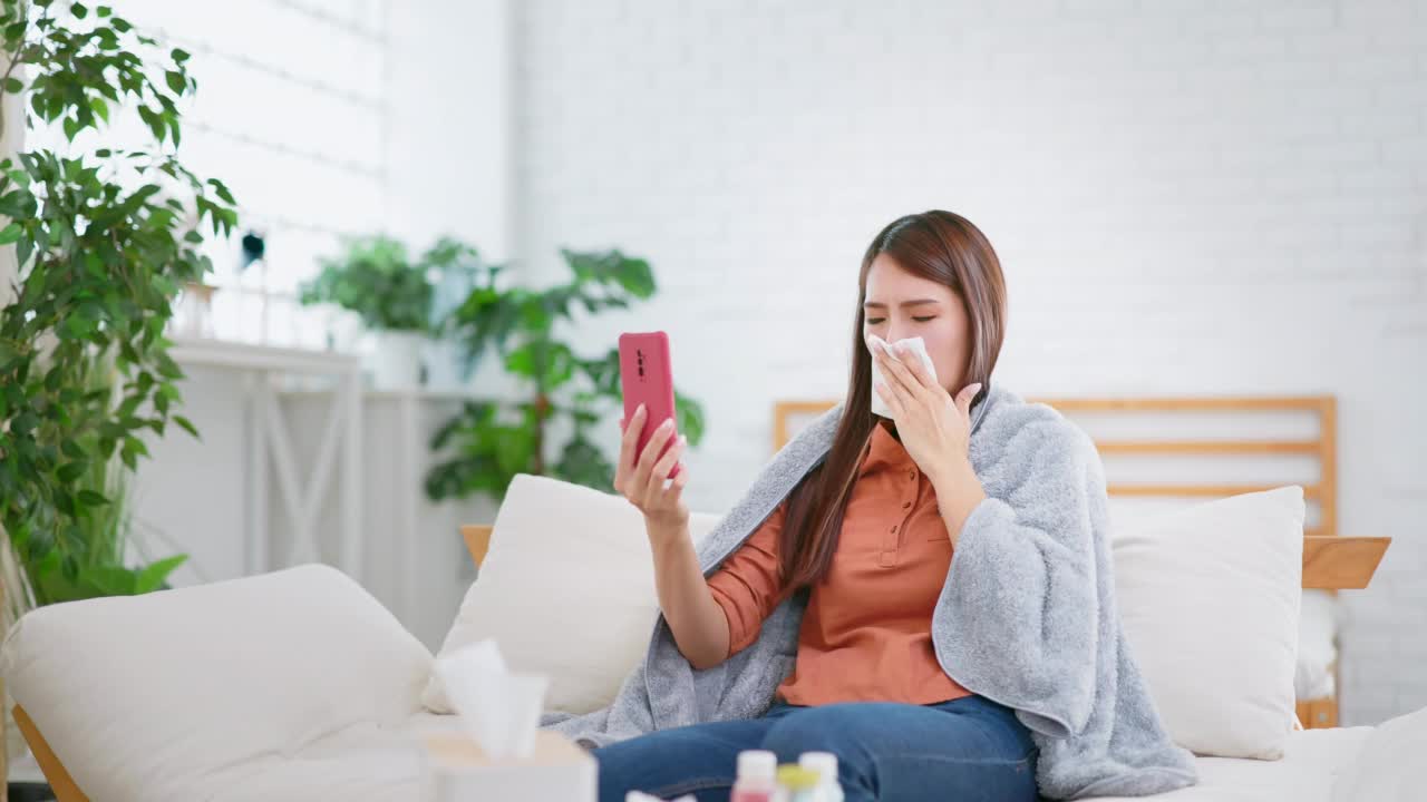 生病的女人打电话视频素材